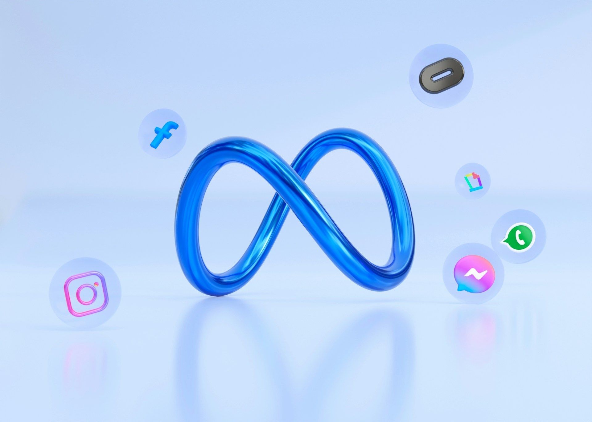 Blaues Meta-Symbol mit Social-Media-Icons auf hellem Hintergrund